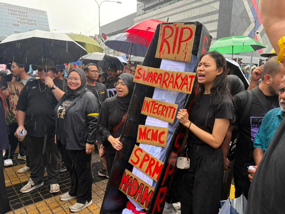 Protesters brave downpour to demand MACC reforms in ‘Tangkap Azam Baki’ rally Protesters brave downpour to demand MACC reforms in ‘Tangkap Azam Baki’ rally