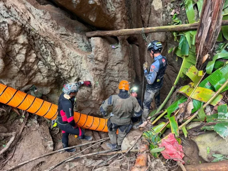 Rescuers halt search for two missing men in Laos cave