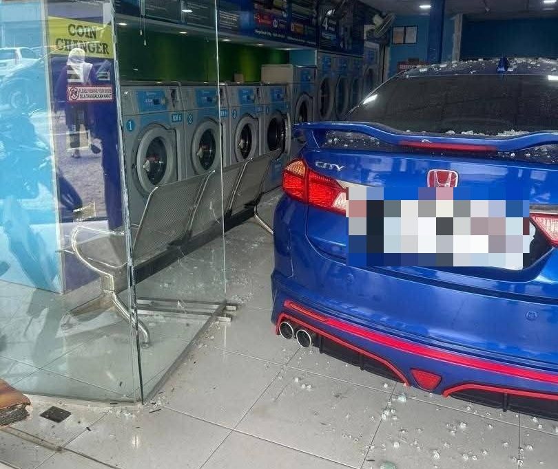 Woman crashes car into laundry shop after stepping on throttle(1) Woman crashes car into laundry shop after stepping on throttle