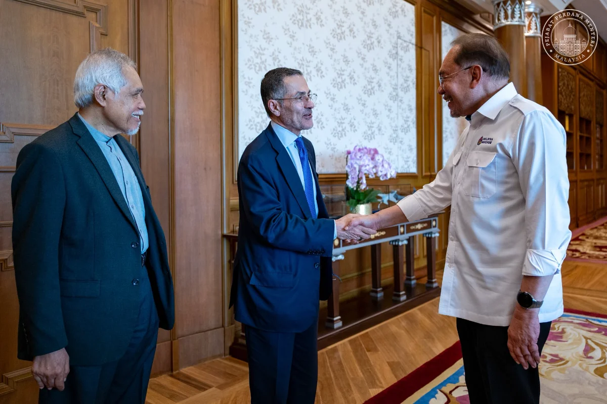 696208431_1565277014953860_6327906059848610138_n Anwar receives prominent scholar Vali Nasr in Putrajaya