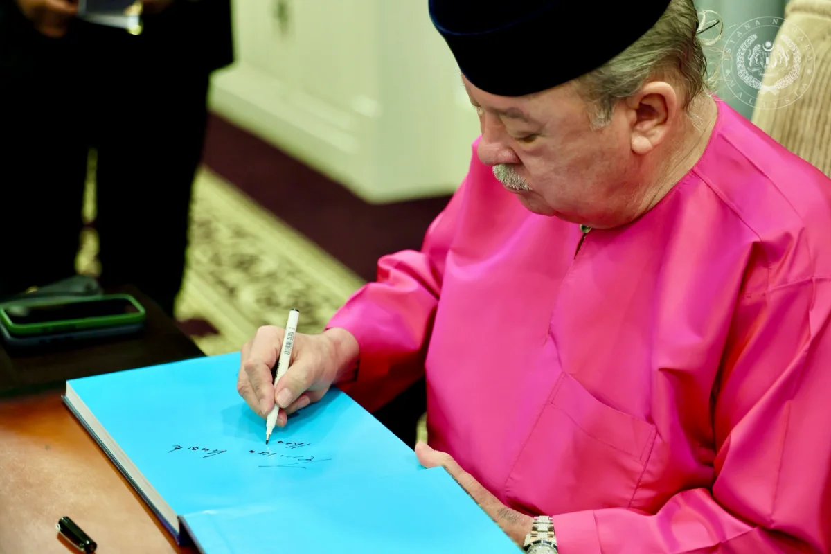 702133860_18556847848067698_7366949850792124638_n Sultan Ibrahim receives Bernama book on his reign