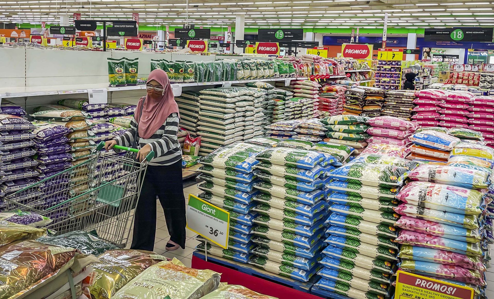 Police seize 300 rice sacks, arrest lorry driver in Perak