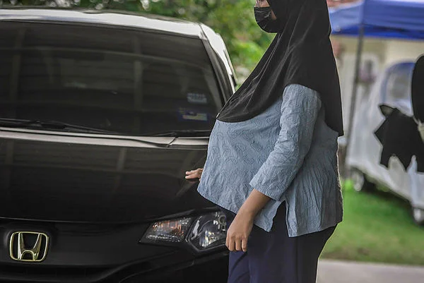 Adib Rawi_pregnant woman Malaysia’s post-maternity allowance safeguards working mothers