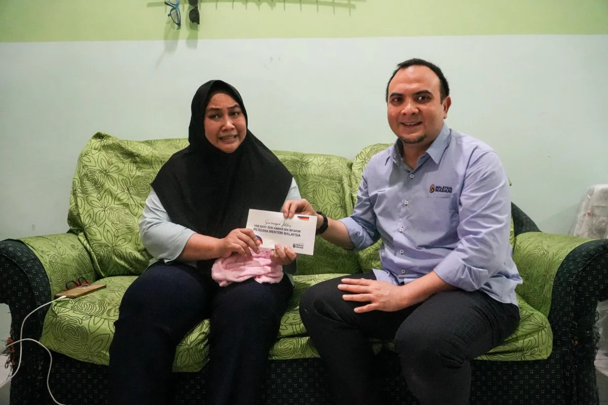 Anwar aids stage four breast cancer patient in Pahang Anwar aids stage four breast cancer patient in Pahang