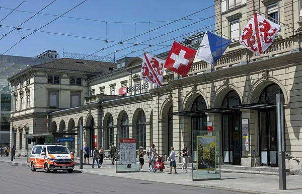 Attacker wounds three at Swiss train station with blade