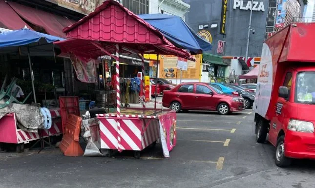 Frustrated netizens slam apparent enforcement blindspot for foreign traders