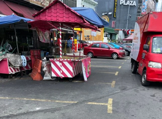 Frustrated netizens slam apparent enforcement blindspot for foreign traders