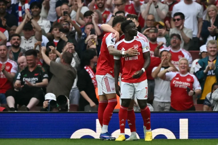 FBL-ENG-PR-ARSENAL-FULHAM Arsenal's English midfielder #07 Bukayo Saka (R) celebrates scoring the team's second goal during the English Premier League football match between Arsenal and Fulham at the Emirates Stadium in London on May 2, 2026.