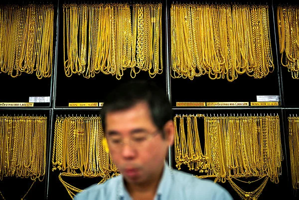 Gold slips as US-Iran tensions lift oil and stoke inflation fears
