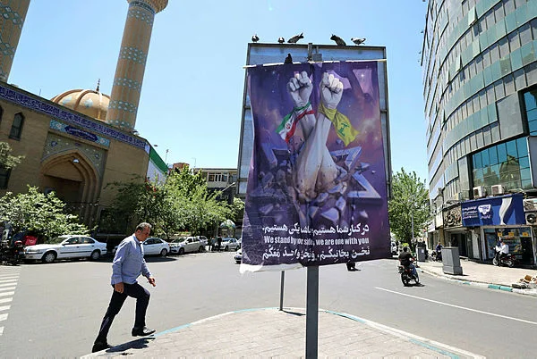 Iran's Guards threaten US sites as Trump waits for Tehran response