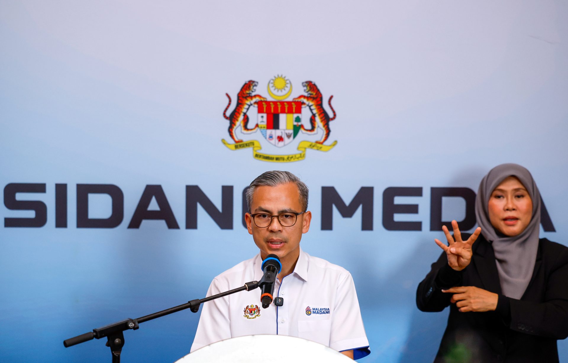 Anwar directs ministries to engage hawkers on financial aid access