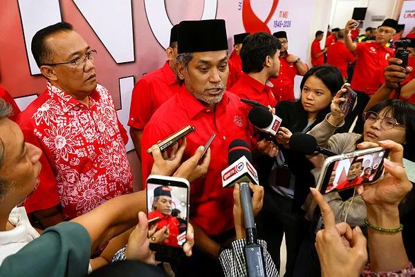 KL151_02052026_ KONVENSYEN UMNO Don't pressure Azizulhasni to race in LA 28, says Khairy