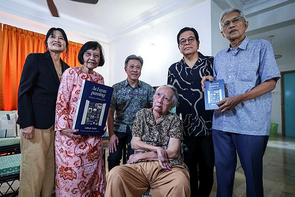 KL24_04052026_ADIBAH_AMIN Media figures visit ailing laureate Adibah Amin