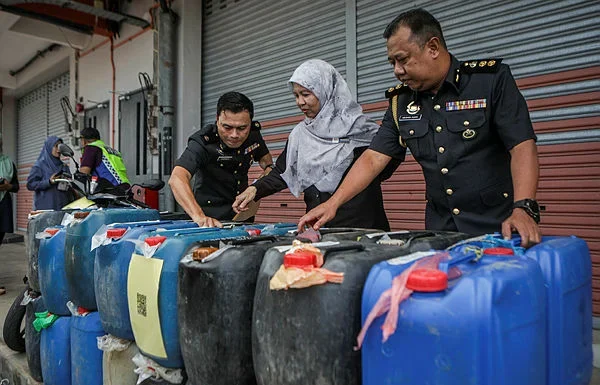 Eatery worker held for smuggling 840 litres of petrol