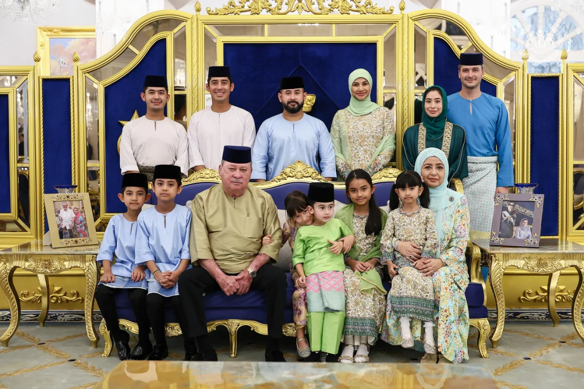 King Queen share Aidiladha meal with family King, Queen share Aidiladha meal with family