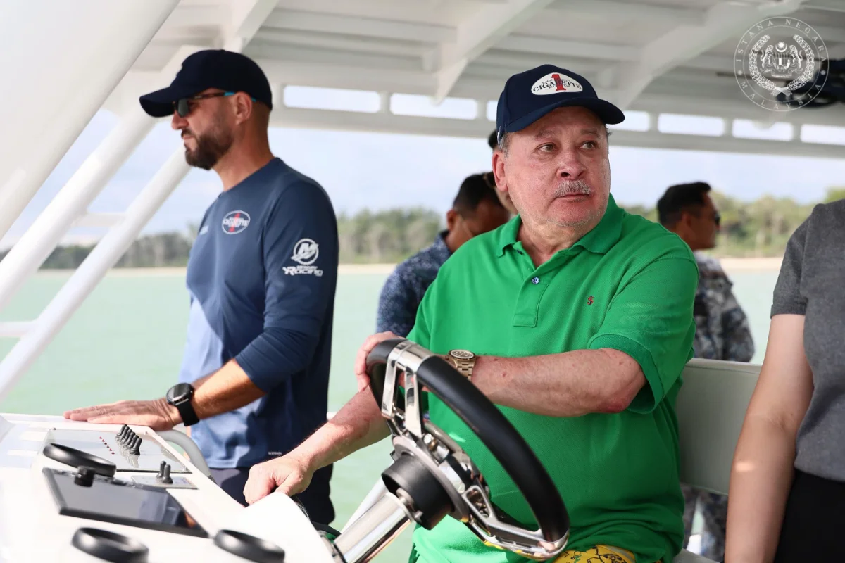King pilots speedboat to inspect waters around Mersing King pilots speedboat to inspect waters around Mersing