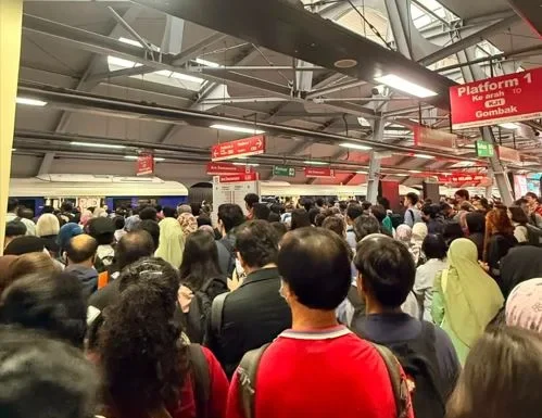 LRT Kelana Jaya commuters call for WFH after fresh breakdown