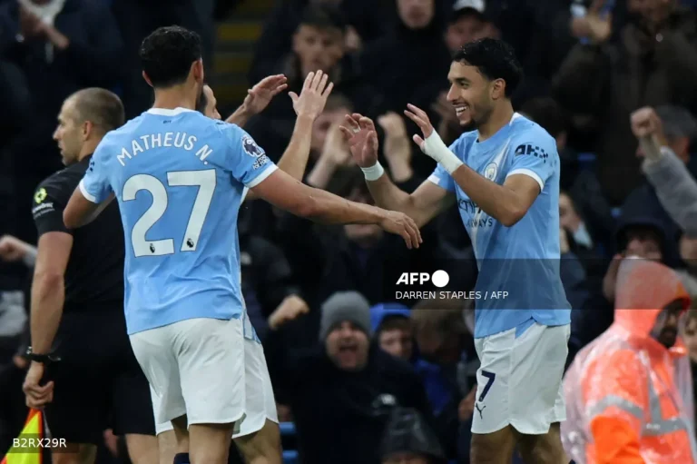 Man City ease past Palace to keep pressure on Arsenal
