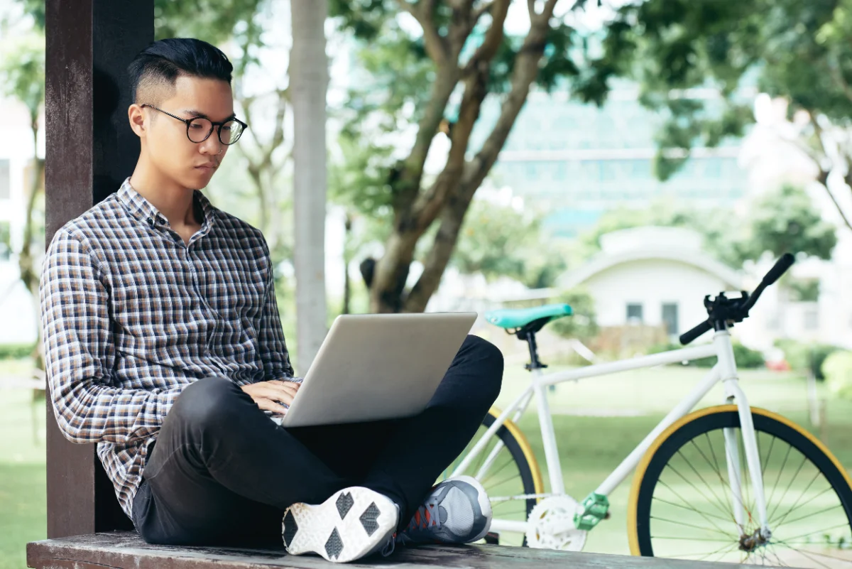 Man calls out university students for tricking parents into buying expensive gaming laptops for courses Man calls out university students for tricking parents into buying expensive gaming laptops for courses