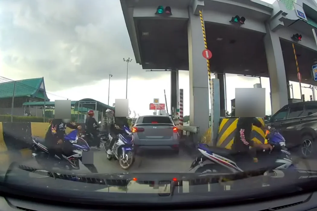 Motorcyclist falls off bike at Penang toll booth in alleged attempt to evade police Motorcyclist falls off bike at Penang toll booth in alleged attempt to evade police