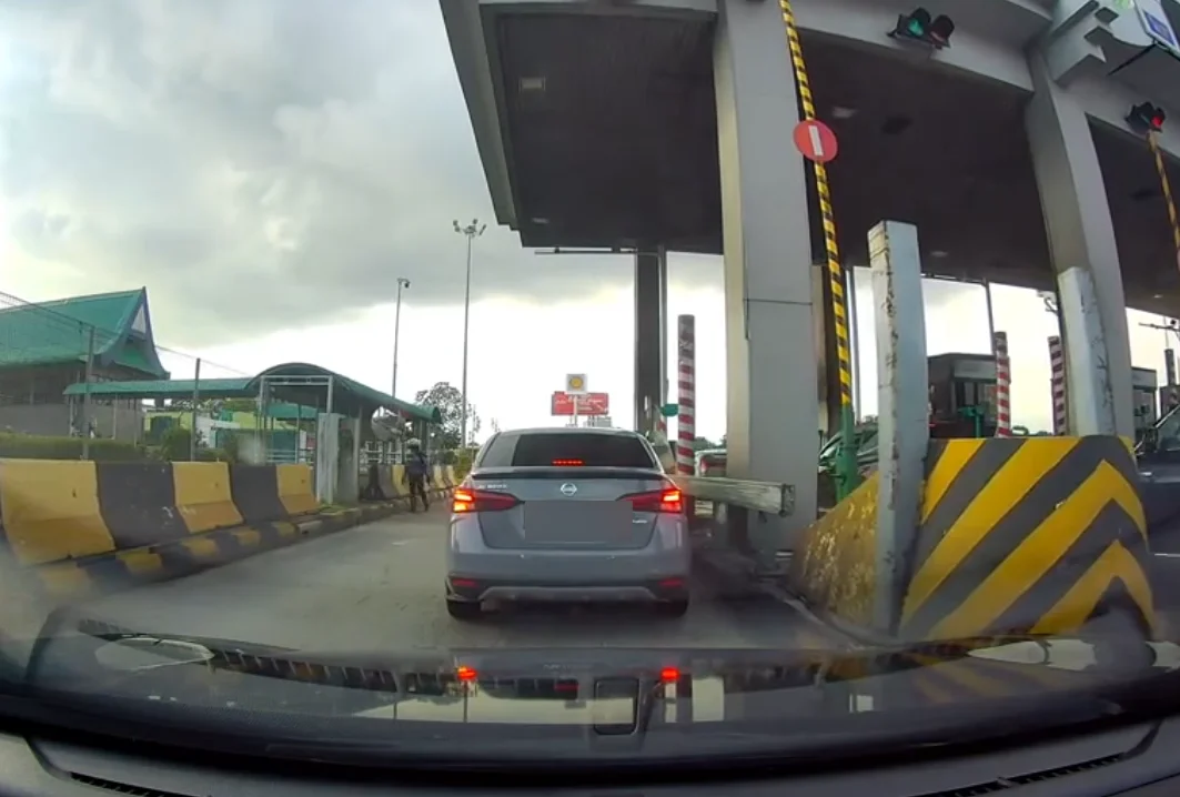 Motorcyclist falls off bike at Penang toll booth in alleged attempt to evade police Motorcyclist falls off bike at Penang toll booth in alleged attempt to evade police