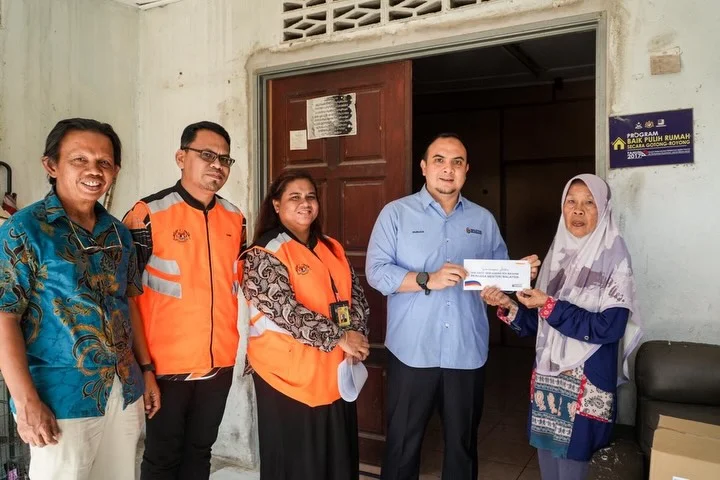 PM Anwar aids Balok resident with contribution PM Anwar aids Balok resident with contribution
