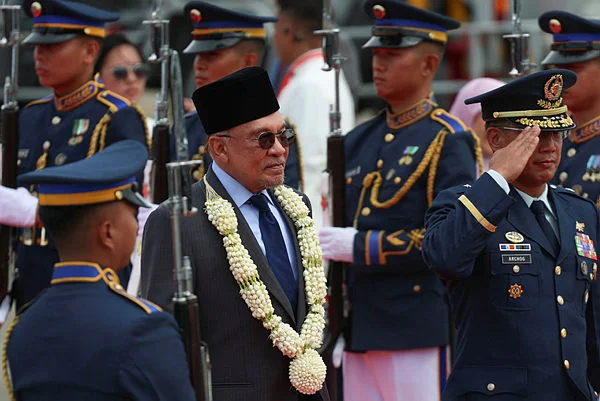PM Anwar arrives in Cebu for ASEAN summit