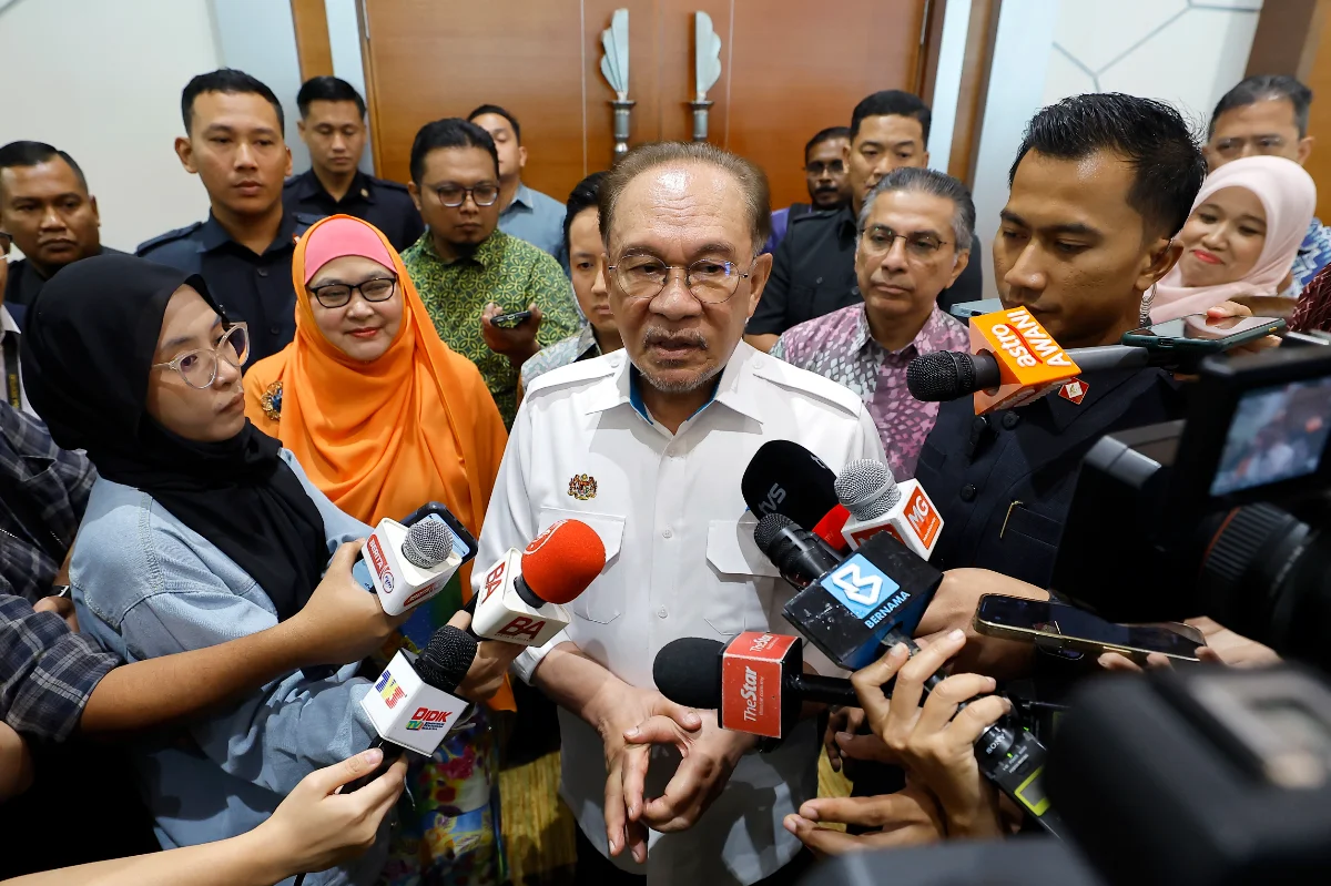 Anwar urges civil servants to explain subsidy policies