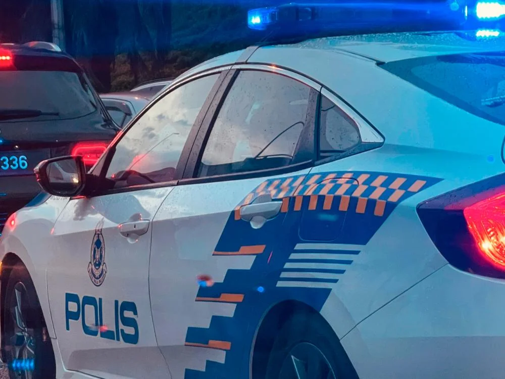 Police tracking driver after 20km chase hits 12 vehicles Police tracking driver after 20km chase hits 12 vehicles