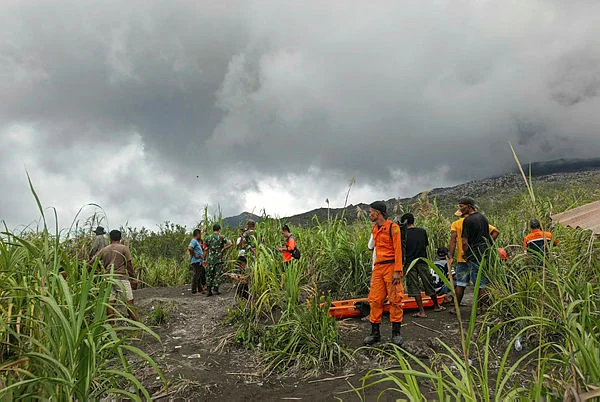 Rescuers search for hikers killed in Indonesia volcano eruption Rescuers search for hikers killed in Indonesia volcano eruption