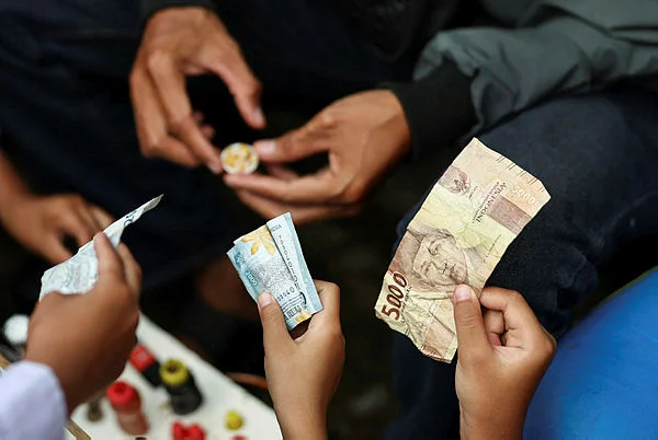Rupiah weakens past 17700 as IHSG opens lower Rupiah weakens past 17,700 as IHSG opens lower