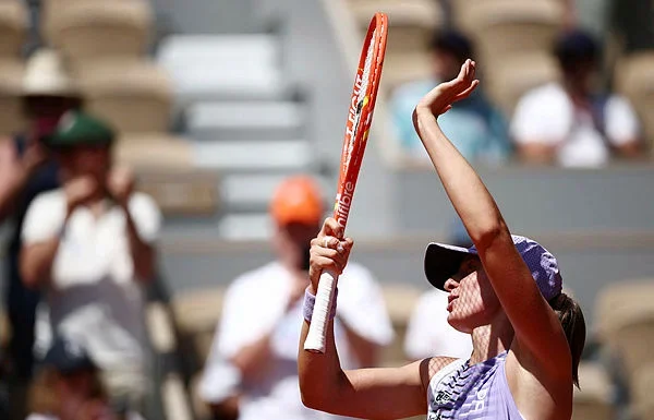 Swiatek and Rybakina ease into French Open second round