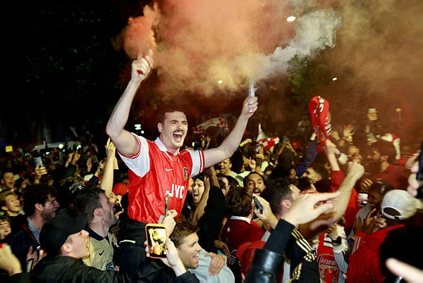 TOPSHOTS-TOPSHOT-FBL-ENG-PR-ARSENAL Arsenal players in dawn celebrations after winning Premier League