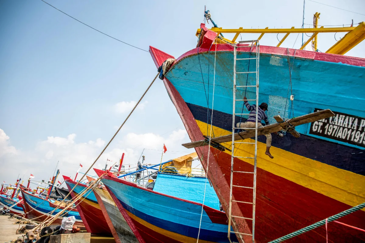 Fuel price hike strands hundreds of Indonesian fishermen