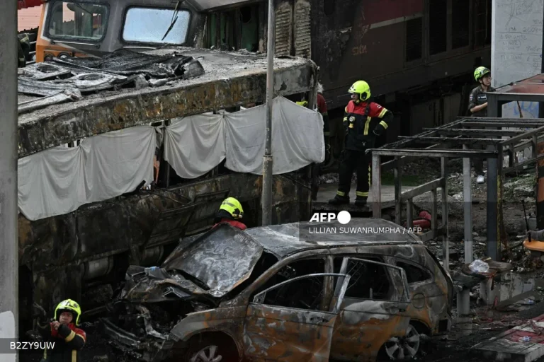 Train-bus collision kills 8 in Bangkok