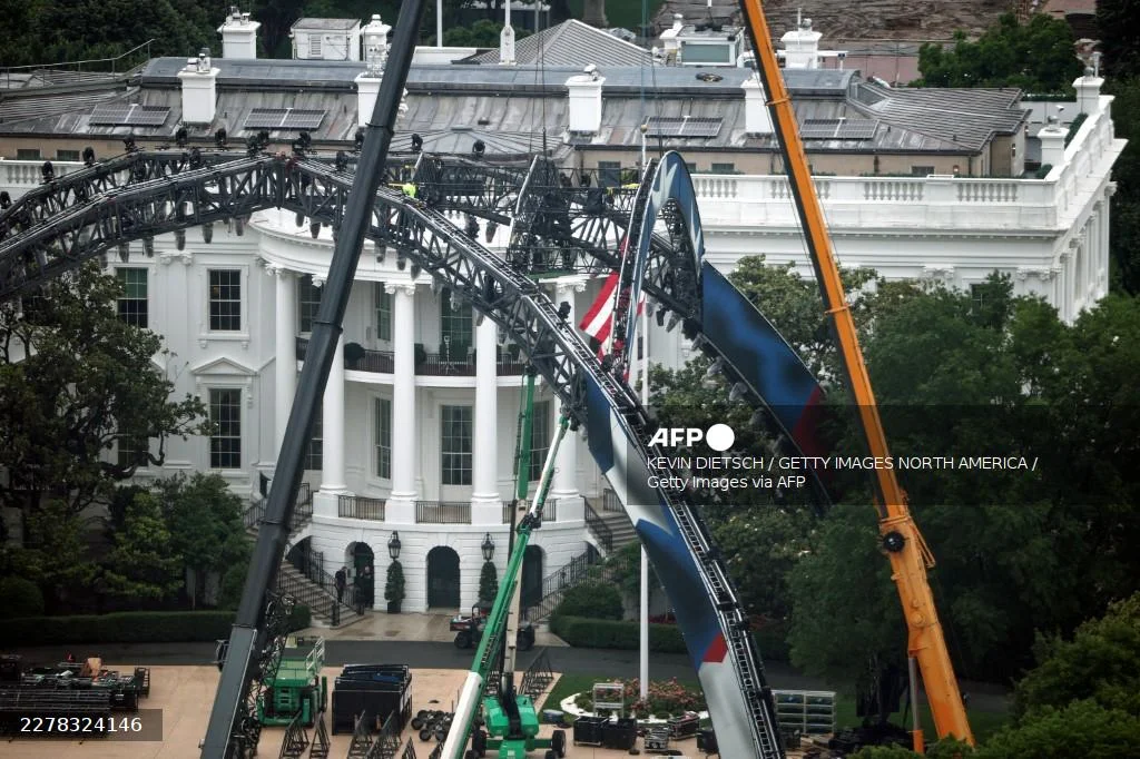 Trump turns White House lawn into UFC cage fight arena Trump turns White House lawn into UFC cage fight arena