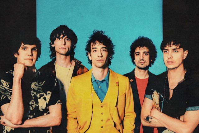 ab6761610000e5ebc3b137793230f4043feb0089 Julian Casablancas, Nick Valensi, Albert Hammond Jr., Nikolai Fraiture and Fabrizio Moretti formed The Strokes in New York City.