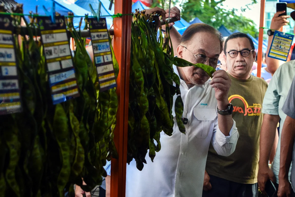Anwar urges agencies to reach out to small traders on aid Anwar urges agencies to reach out to small traders on aid