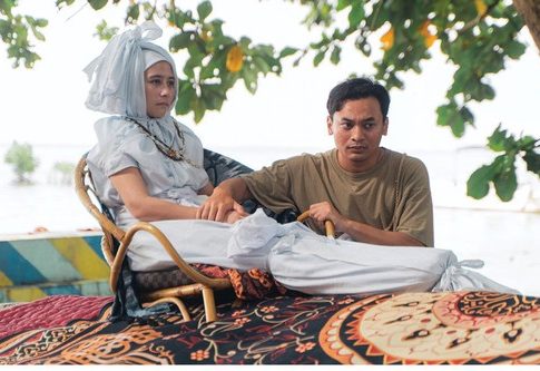 Indonesian actress Prilly Latuconsina (left) plays a girl who rose from the dead, wearing a legitimate shroud wrap.