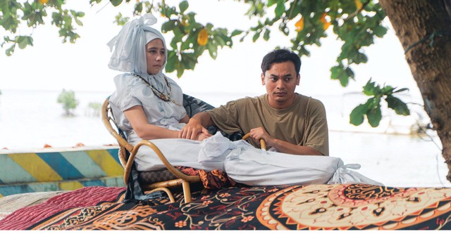 Indonesian actress Prilly Latuconsina (left) plays a girl who rose from the dead, wearing a legitimate shroud wrap.