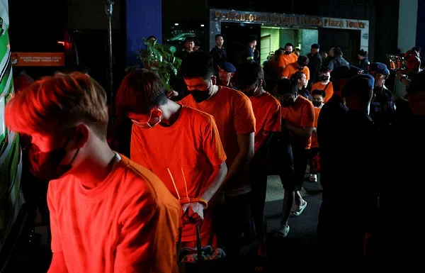 Indonesia reviews visa waivers after foreign scam arrests
