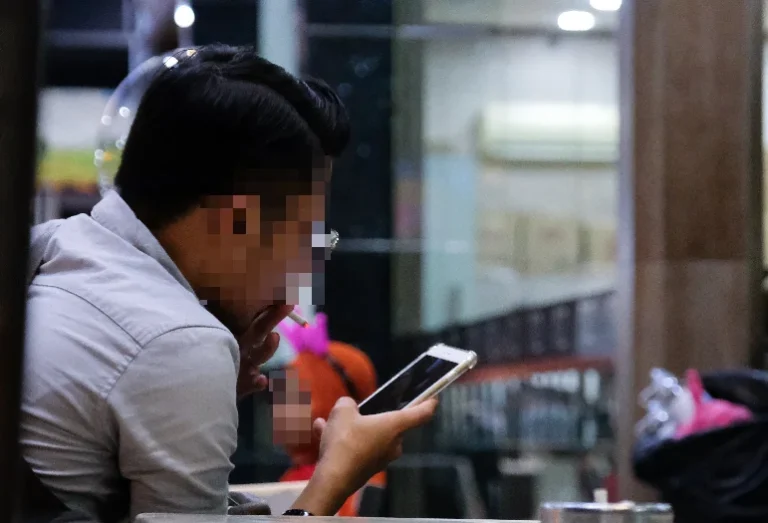 Diner recalls hostile encounter after asking smoker to move