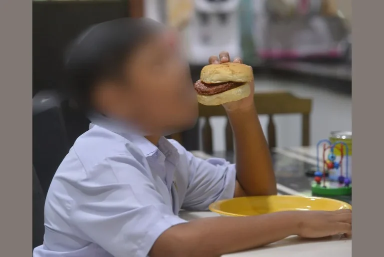 Help your pre-teen child lose weight with family support