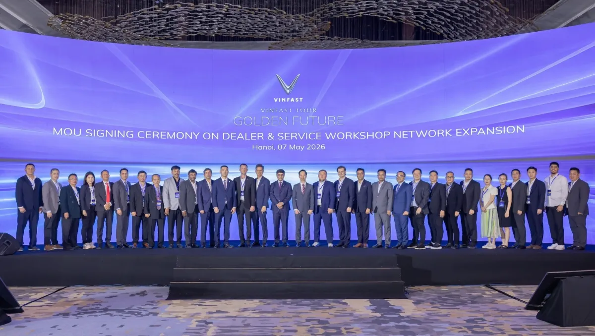 VinFast leaders and 29 after-sales partners at the Memorandum of Understanding signing ceremony held as part of the VinFast Global Business Conference.