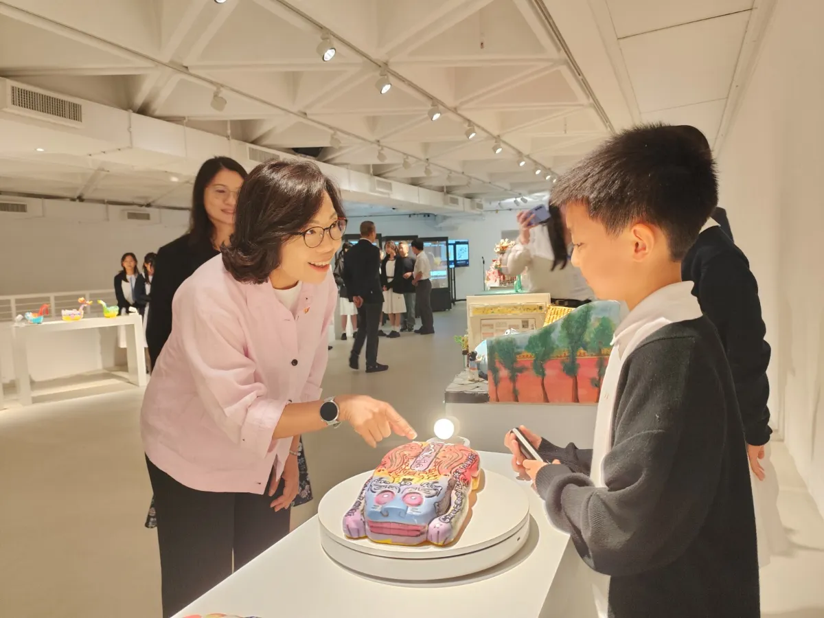 AI technology redefines the beauty of antiques: Yung Yau College held the Robert Chang AI x XR Digital Arts Education Program: AI Digital Antique & Art Design Competition WeChat WhatsApp Messenger X Facebook Line Skype Viber