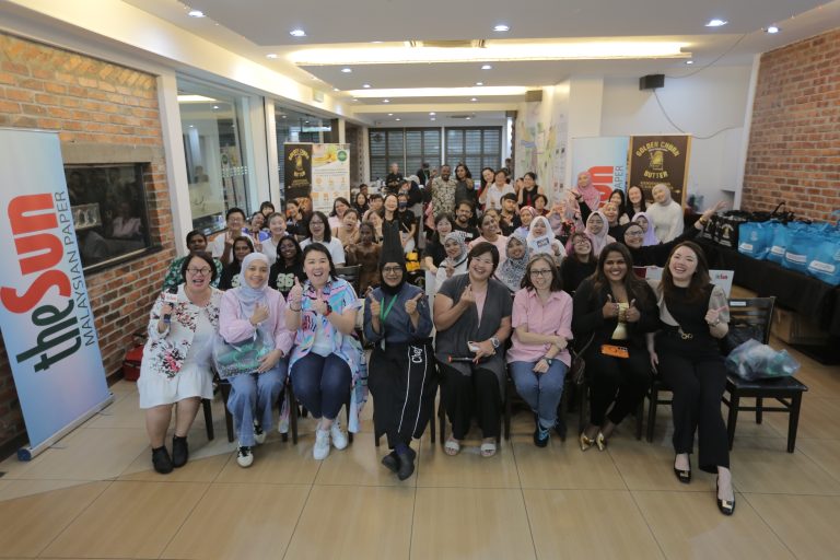 Representatives from Cilantro Academy, Golden Churn, members of theSun and participants of Adorn with Love: Parents’ Day Cake Decorating Contest celebrate a day of cake decorating, bonding and friendly competition. – ALL PICS BY ADAM AMIR HAMZAH/THESUN