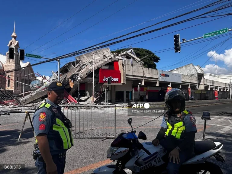 Major quake off Philippines kills one, triggers tsunami warnings
