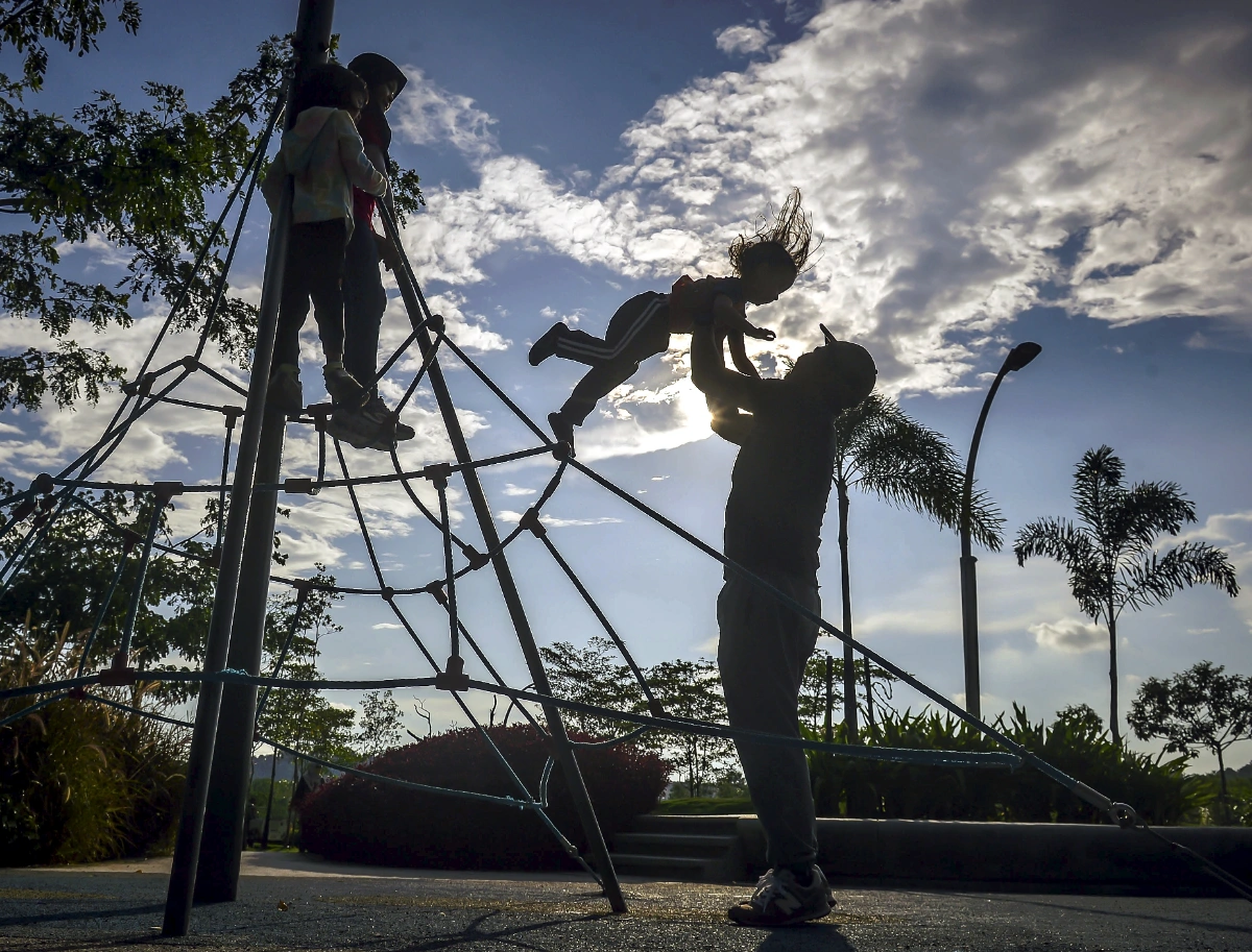 Fathers key to shielding children from social ills
