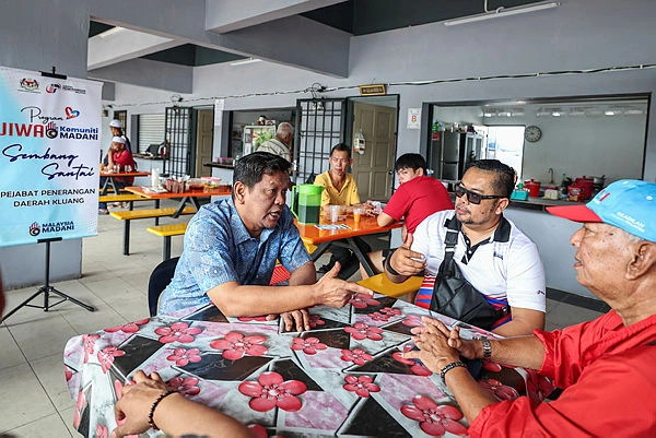 Motorcyclists in Renggam get RM5 fuel vouchers