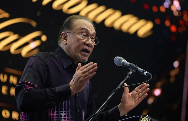 Anwar urges Malaysians to reject racial sentiments